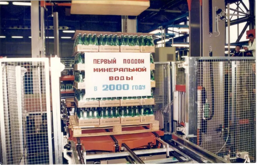 Первый поддон минеральной воды в 2000 году
